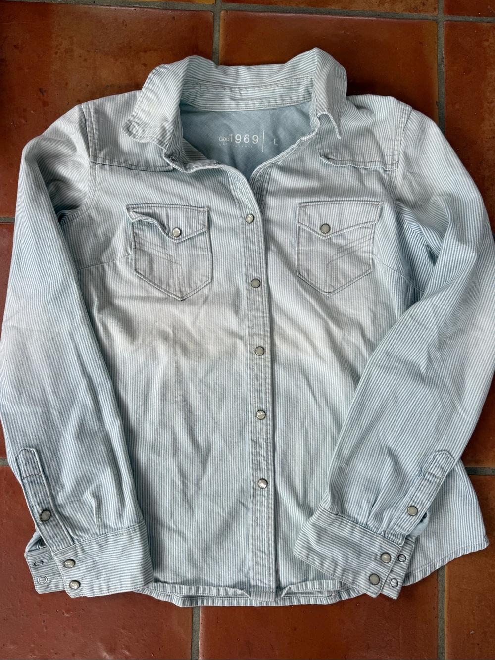 Women’s GAP Light Blue Pinstriped Button-Up Jean Shirt Size Large